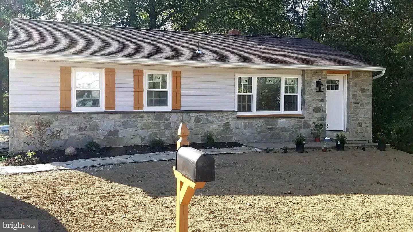 128 Henrietta Ave photo 1