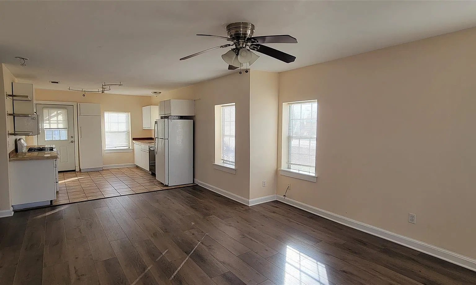 2 bed, 1.0 bath, 876 sqft, $1,400 — Photo 2