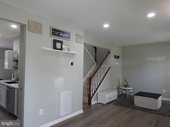 3rd image of 160 Hickory Ridge Cir