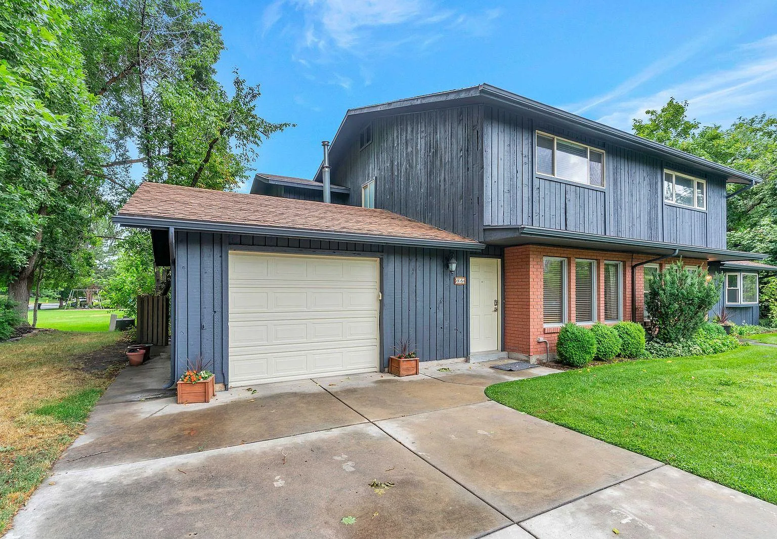 3 bed, 1.5 bath, 1381 sqft, $2,100 — Photo 2