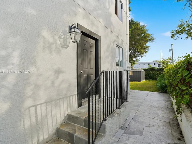 1590 NW 38th St #1 — Photo 34