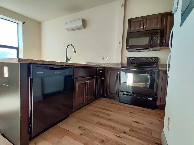 191 College St #212 — Photo 2