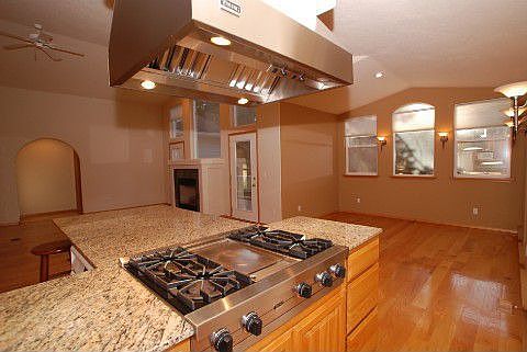 Granite Kitchen Cook Top and Eat In Dining