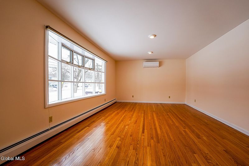 4th image of 196 Kenwood Avenue