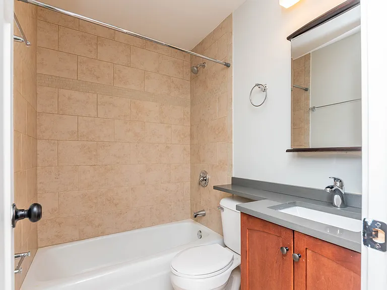 450 W Barry Ave — Photo 6