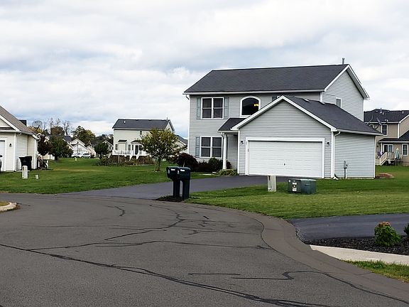 3rd image of 27 Bracknell Cir