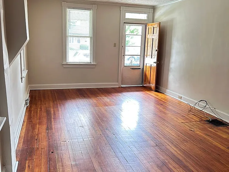 417 Clarendon Ave — Photo 2