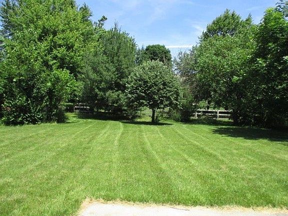 3rd image of 9880 Country Hill Ct