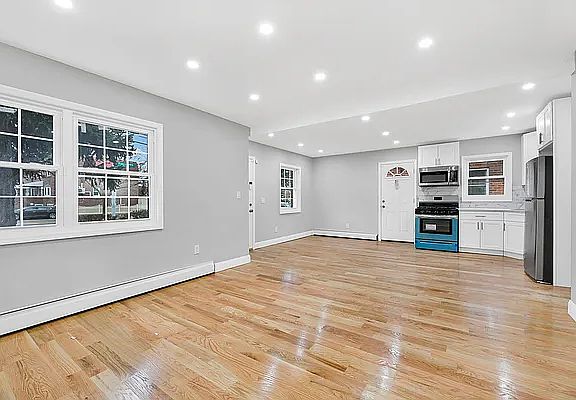 4th image of 125-02 Francis Lewis Blvd