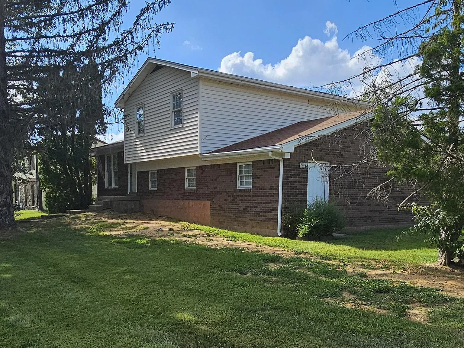 3 bed, 1.5 bath, 1636 sqft, $1,900 — Photo 1
