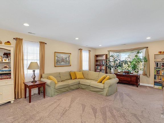 3rd image of 33 Emerson Dr