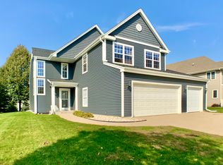 2537 Fox River Pkwy, Waukesha, WI 53189