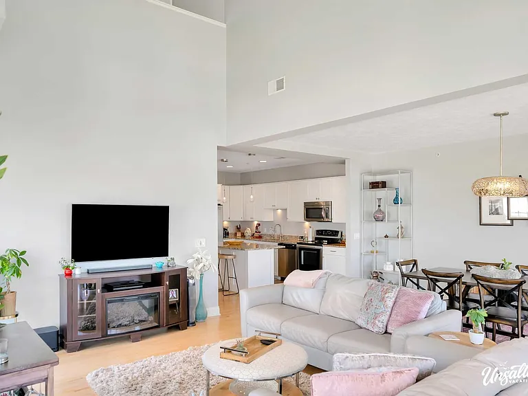 19 W Savidge St #29 — Photo 7