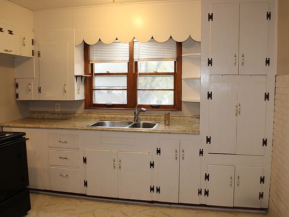 3rd image of 202 N 16th St