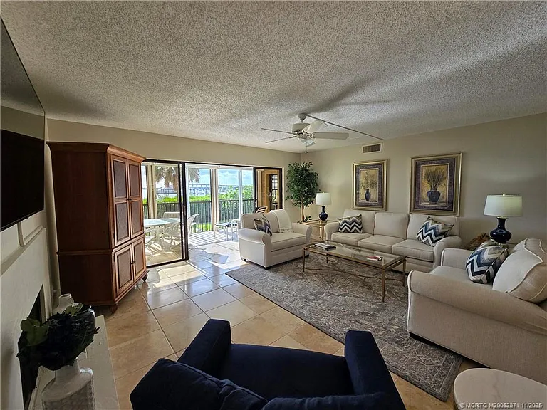 316 NE Edgewater Dr — Photo 5