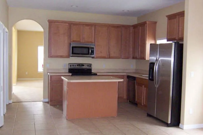 4 bed, 2.0 bath, 2455 sqft, $2,000 — Photo 2