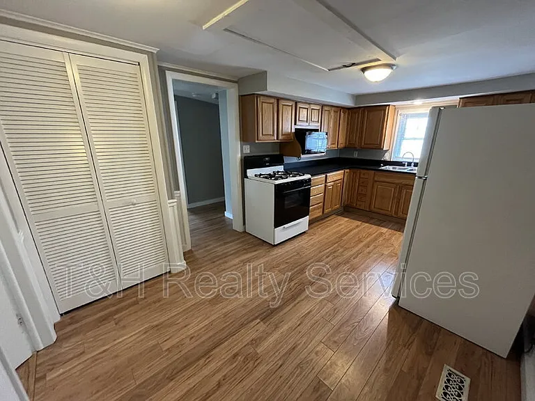 1008 E Wheeler St — Photo 4