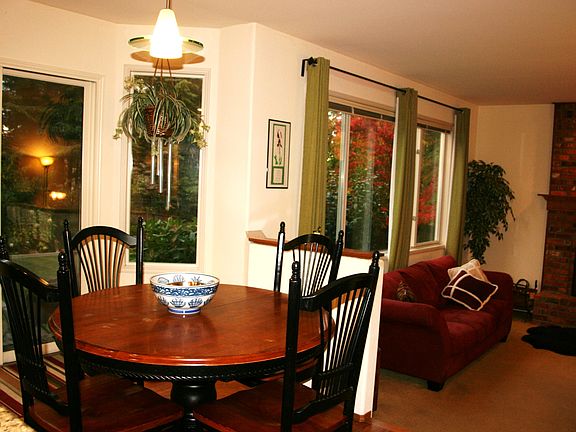 Kitchen Eating Area