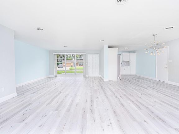 4th image of 1299 Vanderbilt Dr