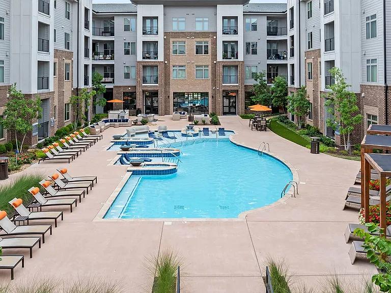 Knox at Metrocenter Apartments — Photo 32
