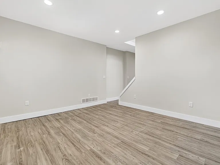 516 Carolyn Ave — Photo 3