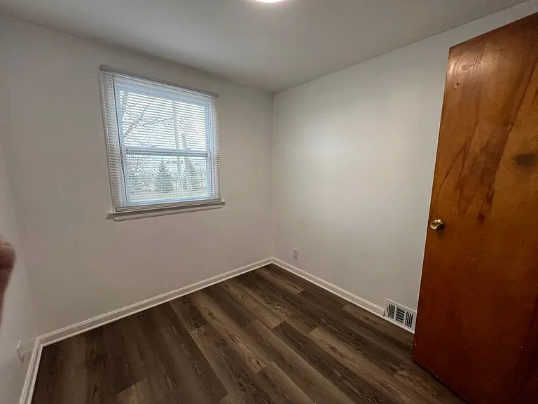 512 Cayuga Rd #LEFT — Photo 10