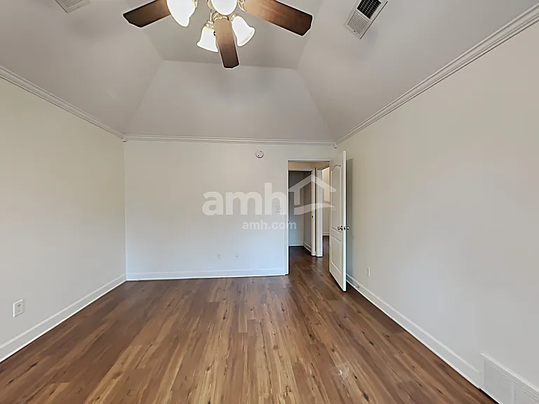 410 Vaiden Dr N — Photo 5