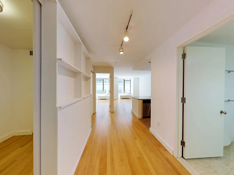10 Hanover Square — Photo 23