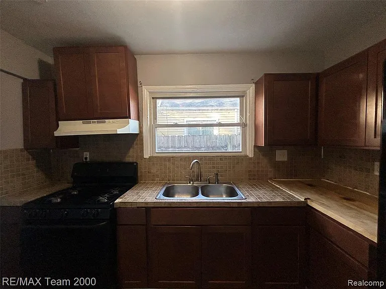 8656 Nightingale Ave — Photo 4