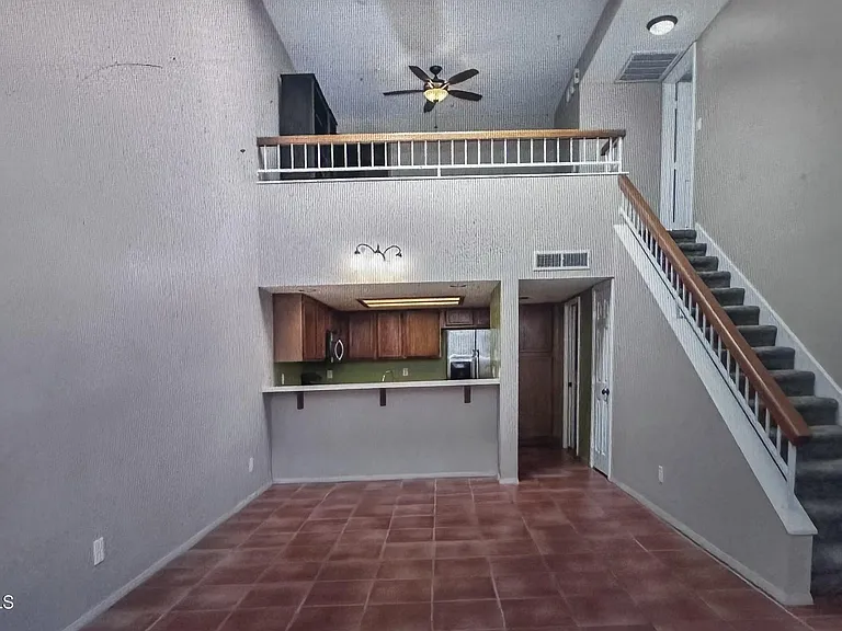 33 E Beck Ln — Photo 5