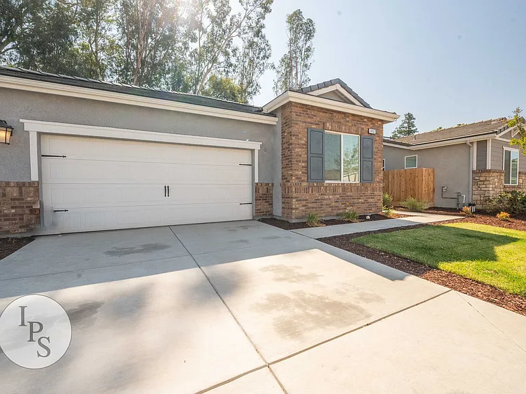 1457 Las Rosas Ave — Photo 2