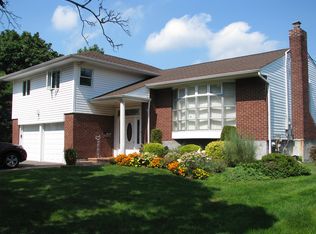 29 East Dr, Woodbury, NY 11797