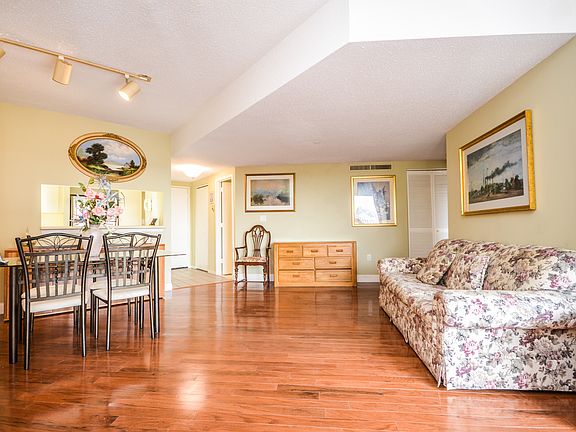 2nd image of 10 Stewart Pl APT 9JW