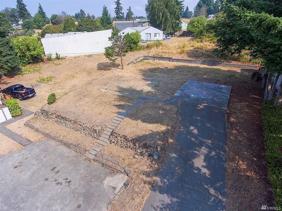 2nd image of 806 Cherry Ct