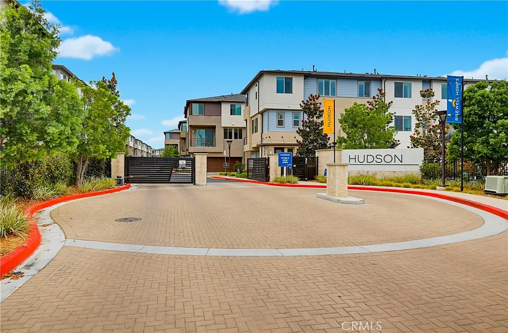 3 bed, 2.5 bath, 1340 sqft, $3,700 — Photo 1