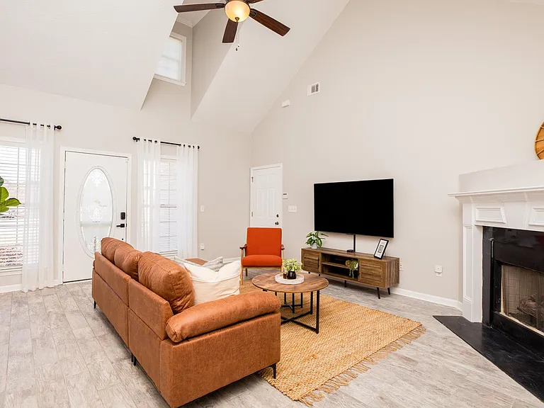 130 Larkspur Ln — Photo 8