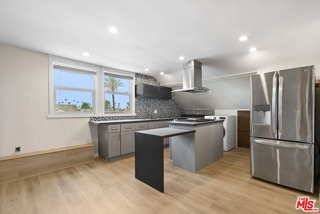 2 bed, 800 sqft, $2,200 — Photo 1