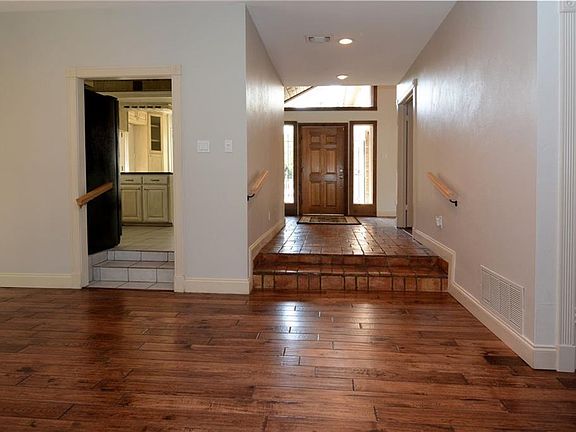 3rd image of 6111 Twin Oaks Cir
