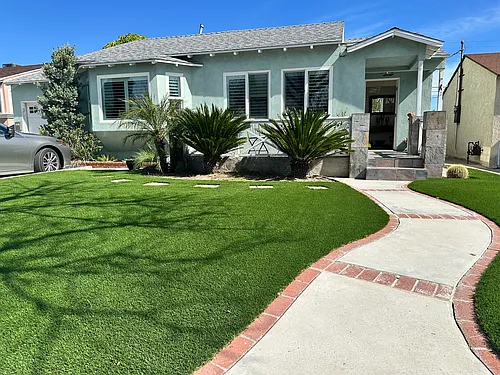 2048 N Screenland Dr Photo 1