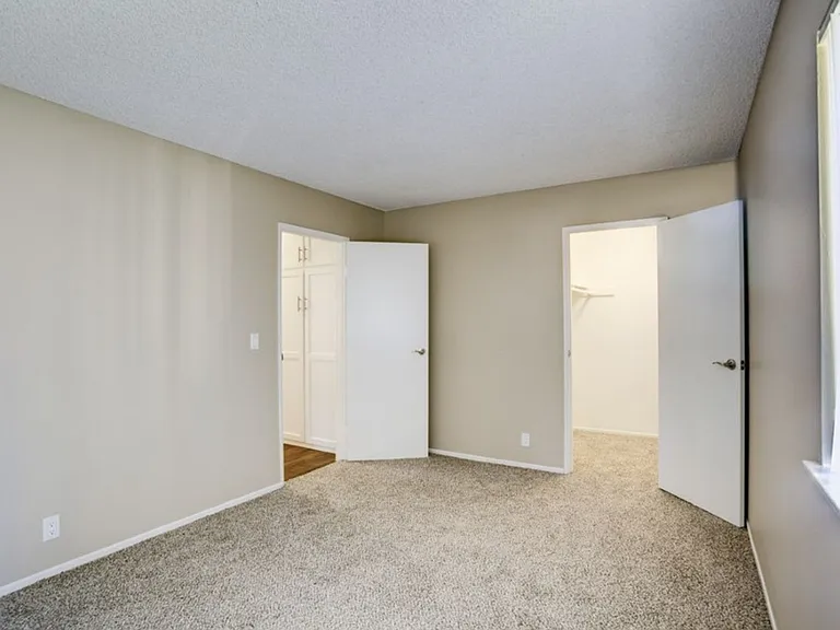 Shadow Mountain Apartments — Photo 36