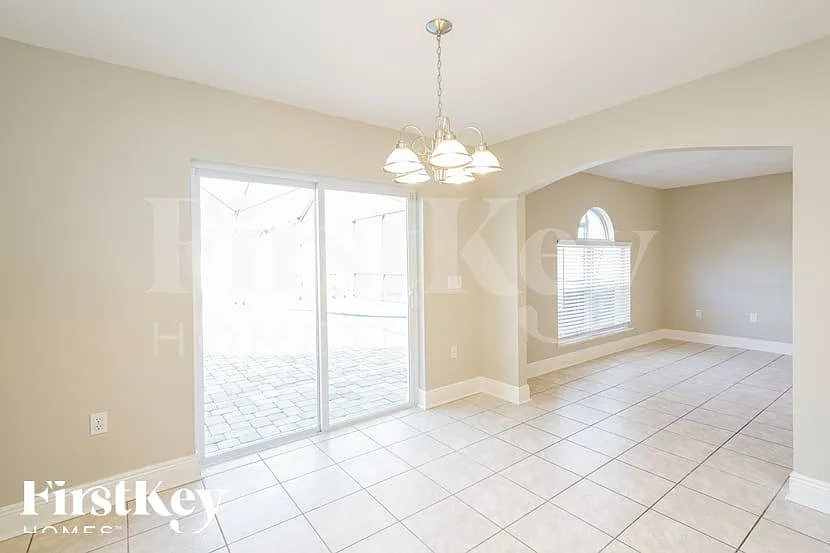 4 bed, 2.5 bath, 1927 sqft, $2,575 — Photo 4