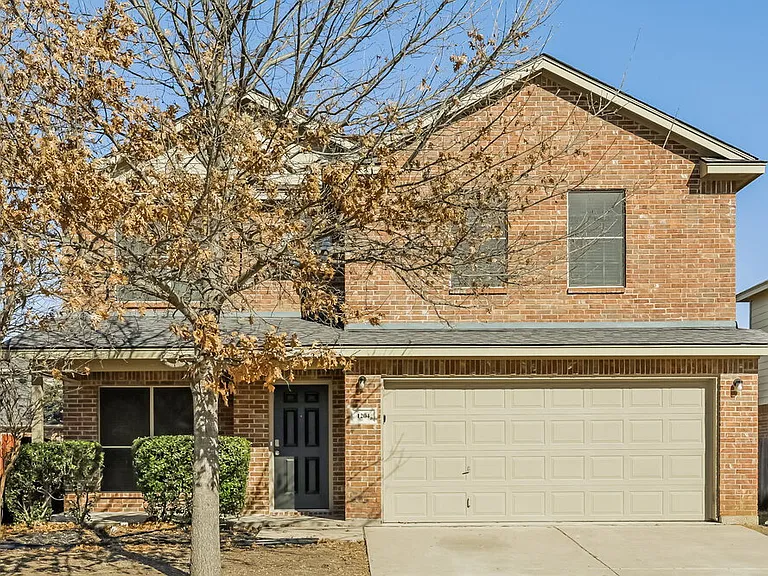 1204 Boxwood Dr — Photo 1