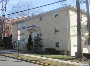 554 Art Ln, Ridgefield, NJ 07657