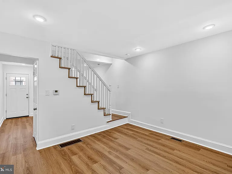 1821 E Oakdale St — Photo 25