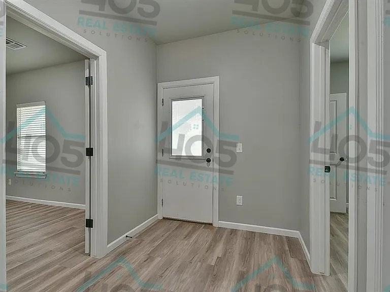 2811-2813 Josie — Photo 10
