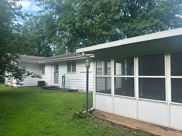 2310 S Kings Ave — Photo 13