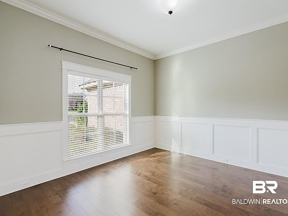5th image of 237 Hawthorne Cir