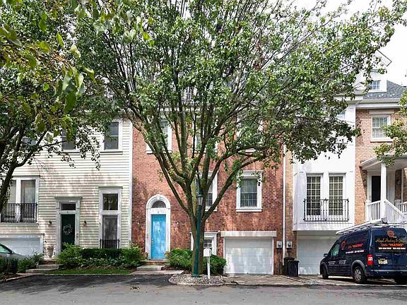 2nd image of 5 Half Moon Isle #Townhouse