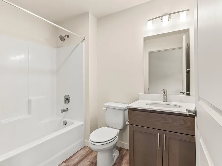 Jen's Pointe Apartment — Photo 50