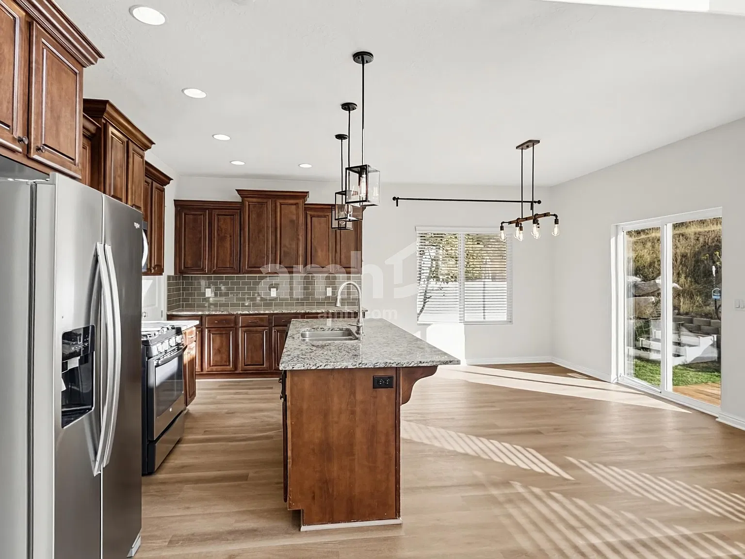 5 bed, 3.5 bath, 3249 sqft, $3,185 — Photo 3